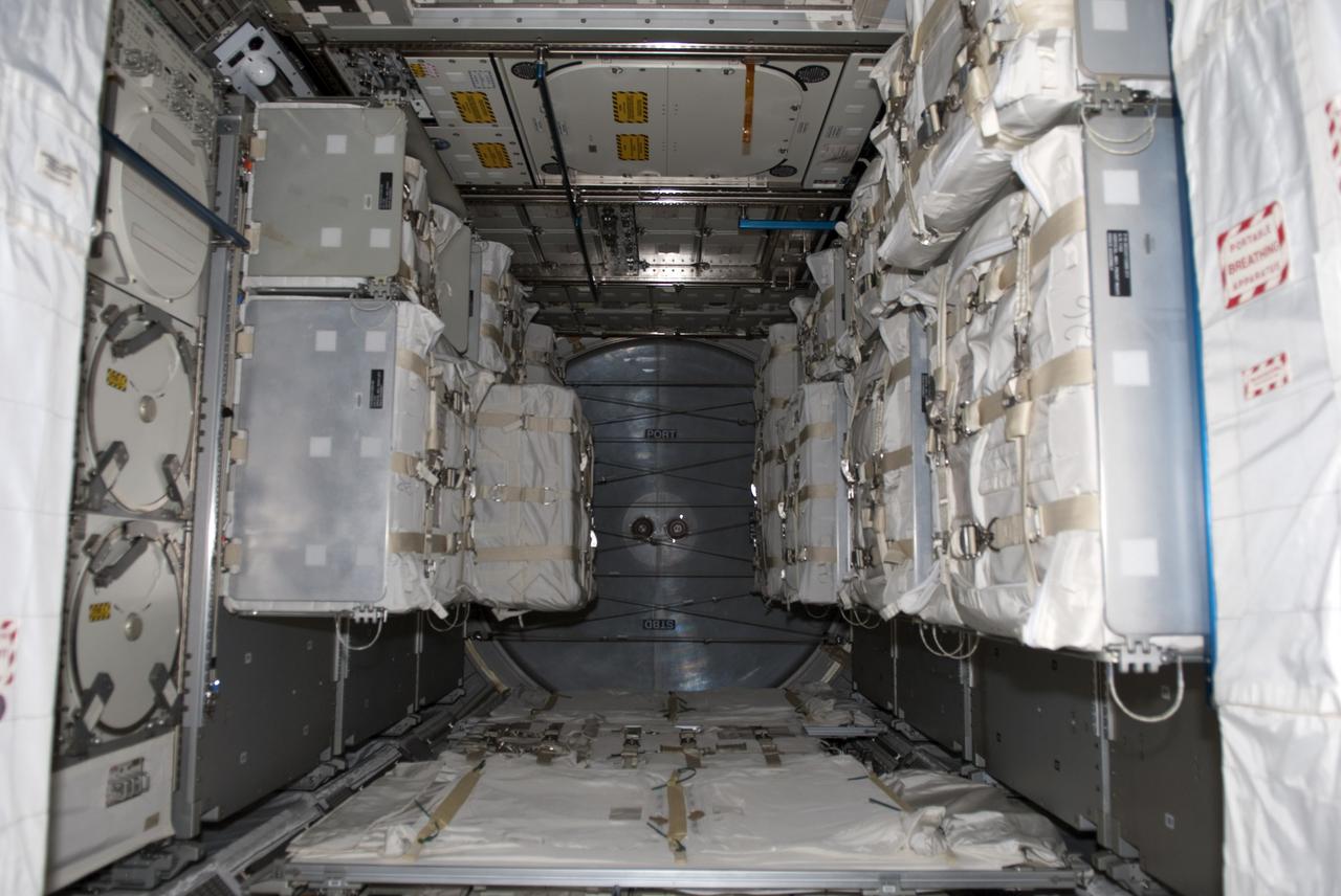 STS-131 MPLM LEONARDO HATCH CLOSURE