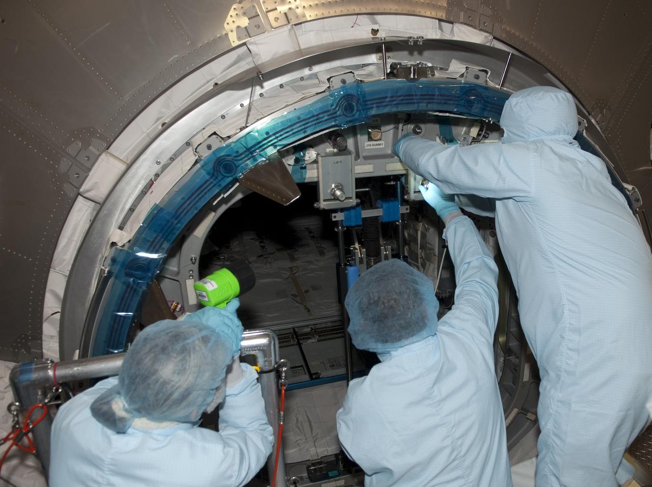 STS-131 MPLM LEONARDO HATCH CLOSURE