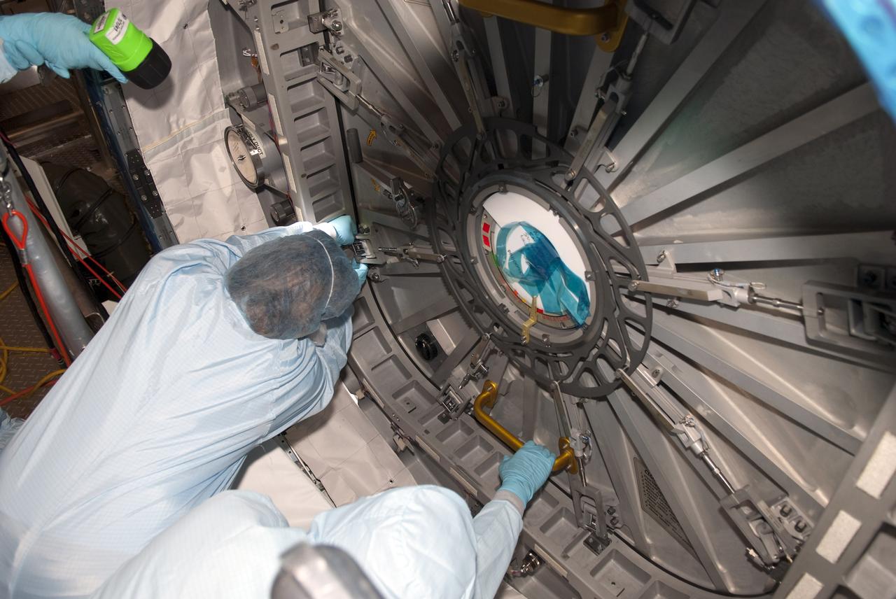 STS-131 MPLM LEONARDO HATCH CLOSURE