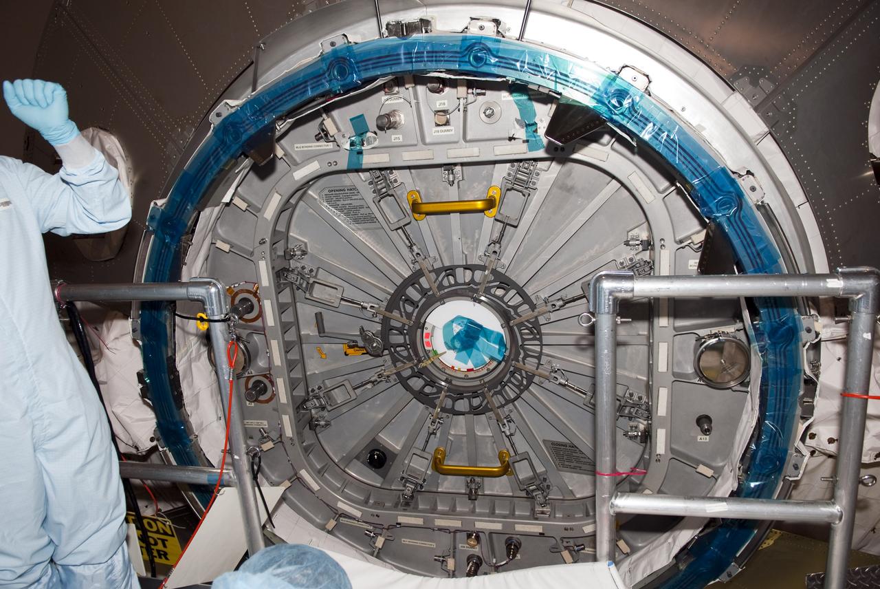 STS-131 MPLM LEONARDO HATCH CLOSURE