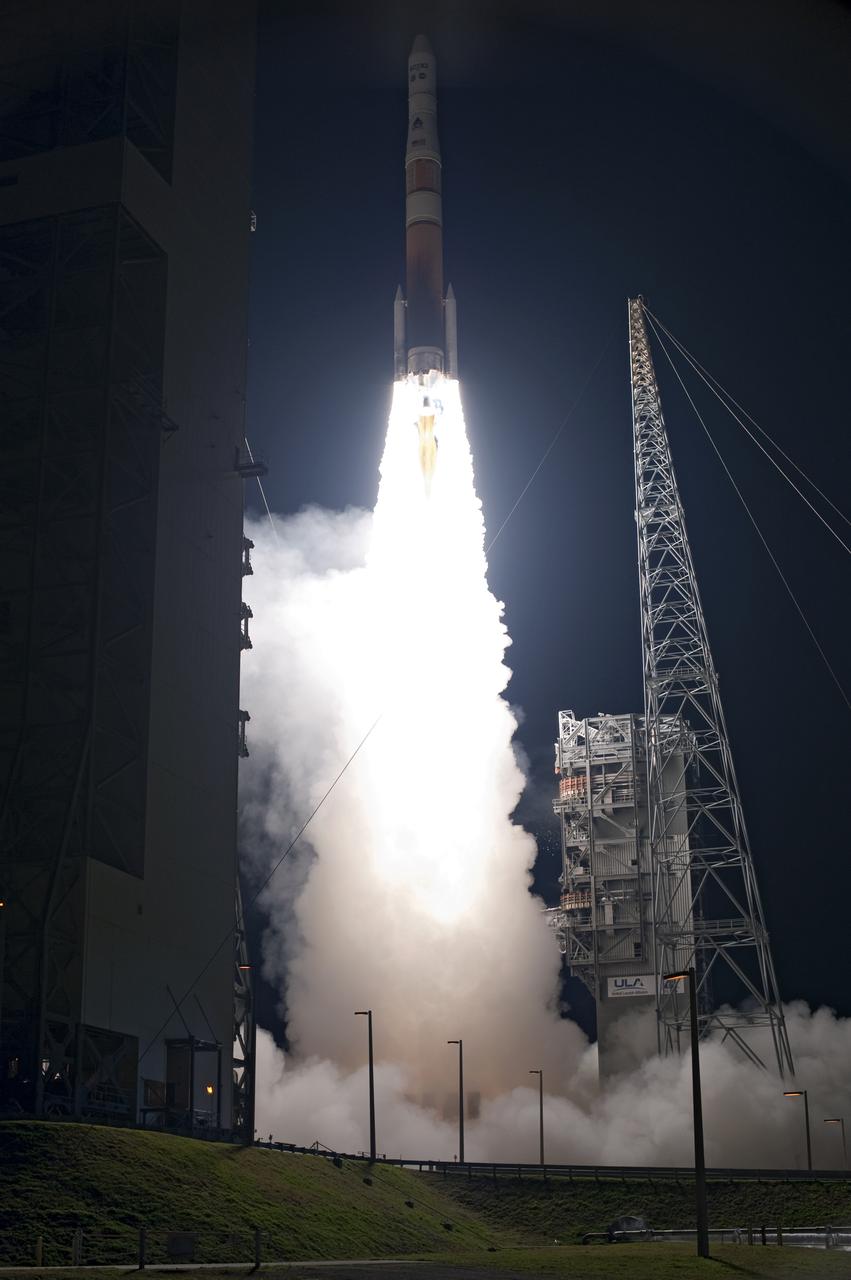 CAPE CANAVERAL, Fla. – The United Launch Alliance Delta IV rocket carrying NASA's GOES-P meteorological satellite rushes to orbit from Launch Complex 37 on Cape Canaveral Air Force Station in Florida.  Liftoff was at 6:57 p.m. EST.  GOES-P, the latest Geostationary Operational Environmental Satellite, was developed by NASA for the National Oceanic and Atmospheric Administration, or NOAA.  The GOES-P spacecraft will be placed in a 22,300-mile-high geosynchronous orbit where it will appear to hover over a single point on Earth. The spacecraft is outfitted with a complex suite of observation instruments and cameras so it can accurately report on weather and climate conditions on Earth.  For information on GOES-P, visit http:__www.nasa.gov_mission_pages_GOES-P_main_index.html.  Photo credit: NASA_Sandra Joseph and Tony Gray