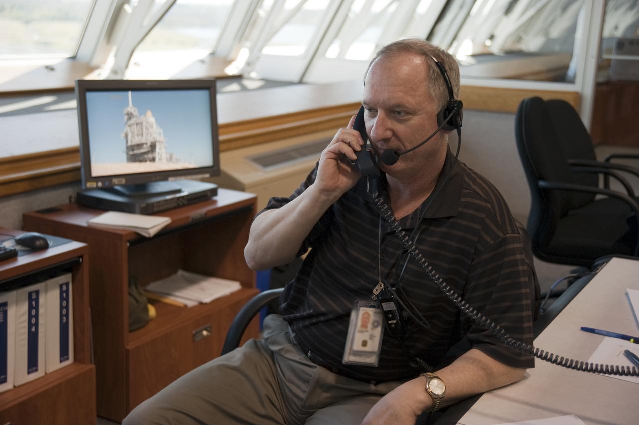 STS-131 TCDT - T-0 LCC FIRING ROOM 4 ACTIVITIES