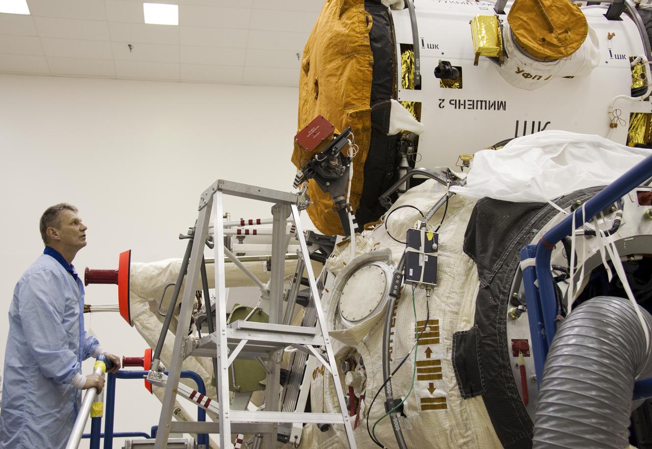 STS-132 CREW CEIT IN SSPF & SPACEHAB