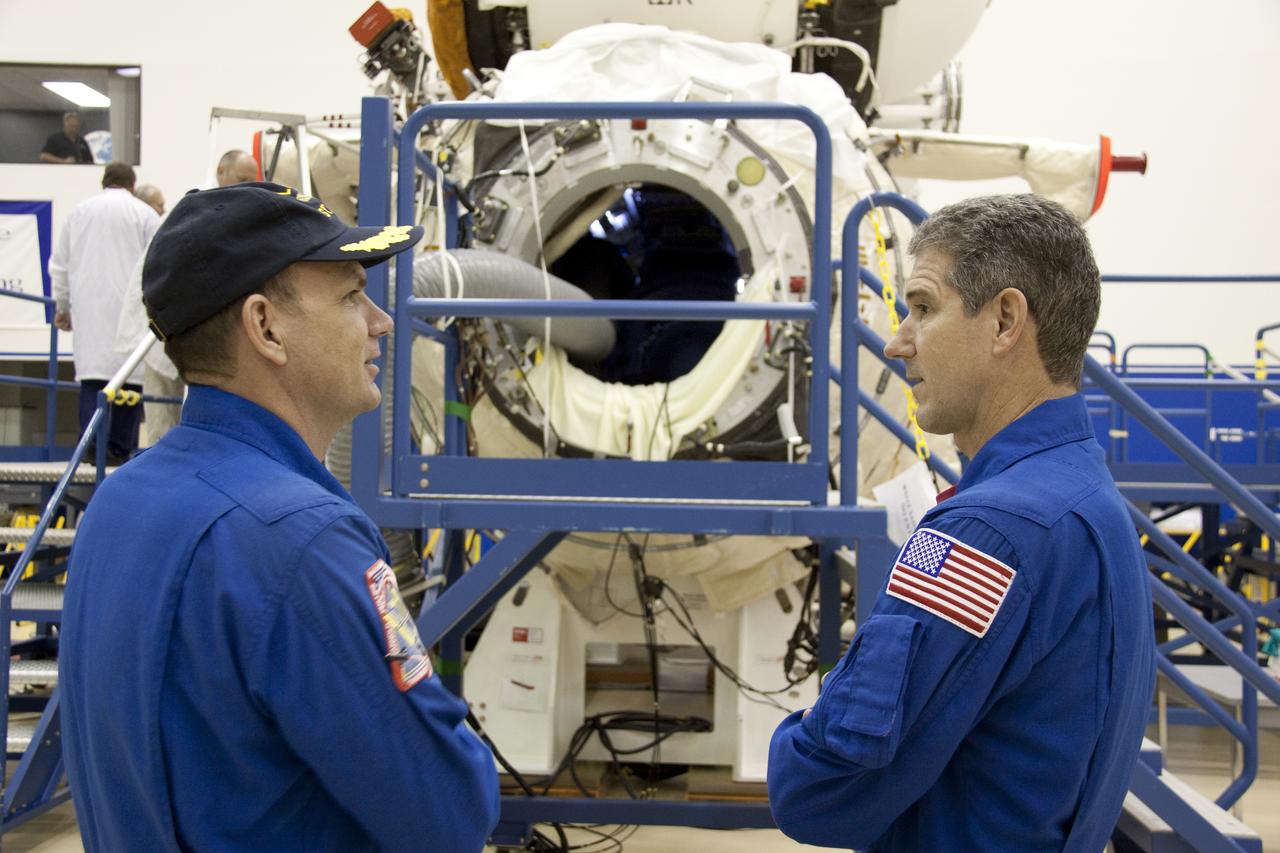 STS-132 CREW CEIT IN SSPF & SPACEHAB