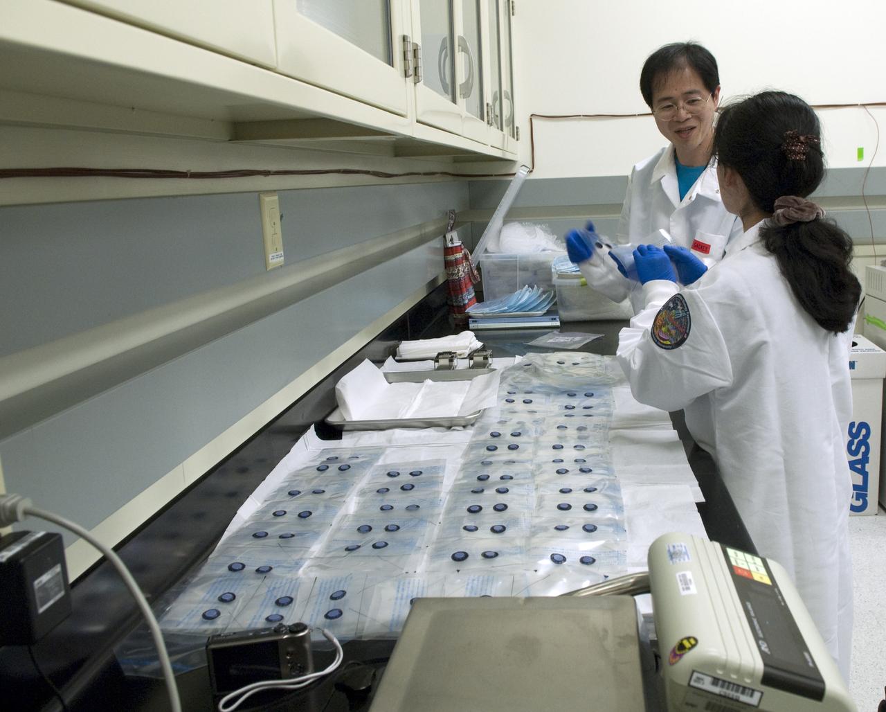 STS-131 JAXA SKELETAL MUSCLE CELLS GROWTH FACTORS IN SPACE EXPERIMENT - FLIGHT PREPS