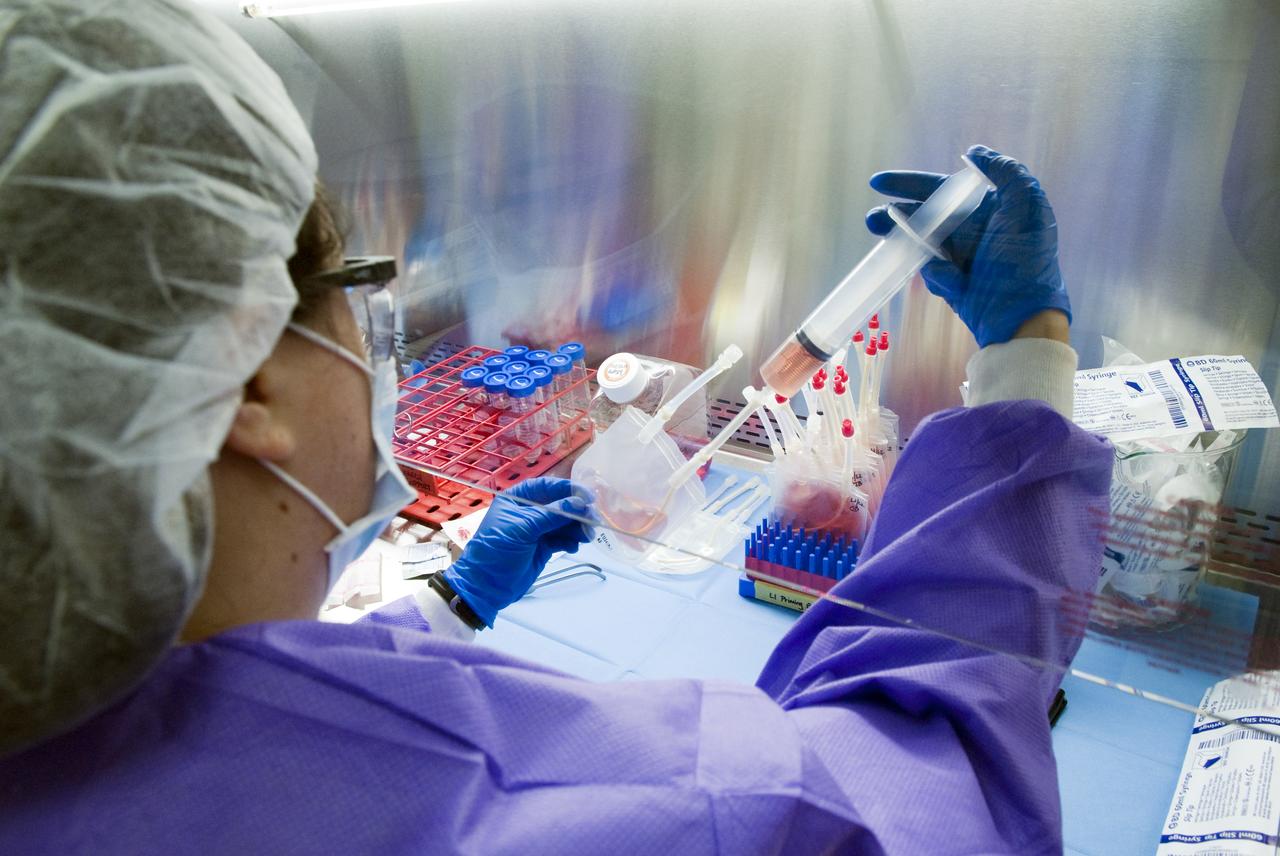 STS-131 NASA & WALTER REED HOSPITAL TISSUE GROWTH EXPERIMENTS - FLIGHT PREPS