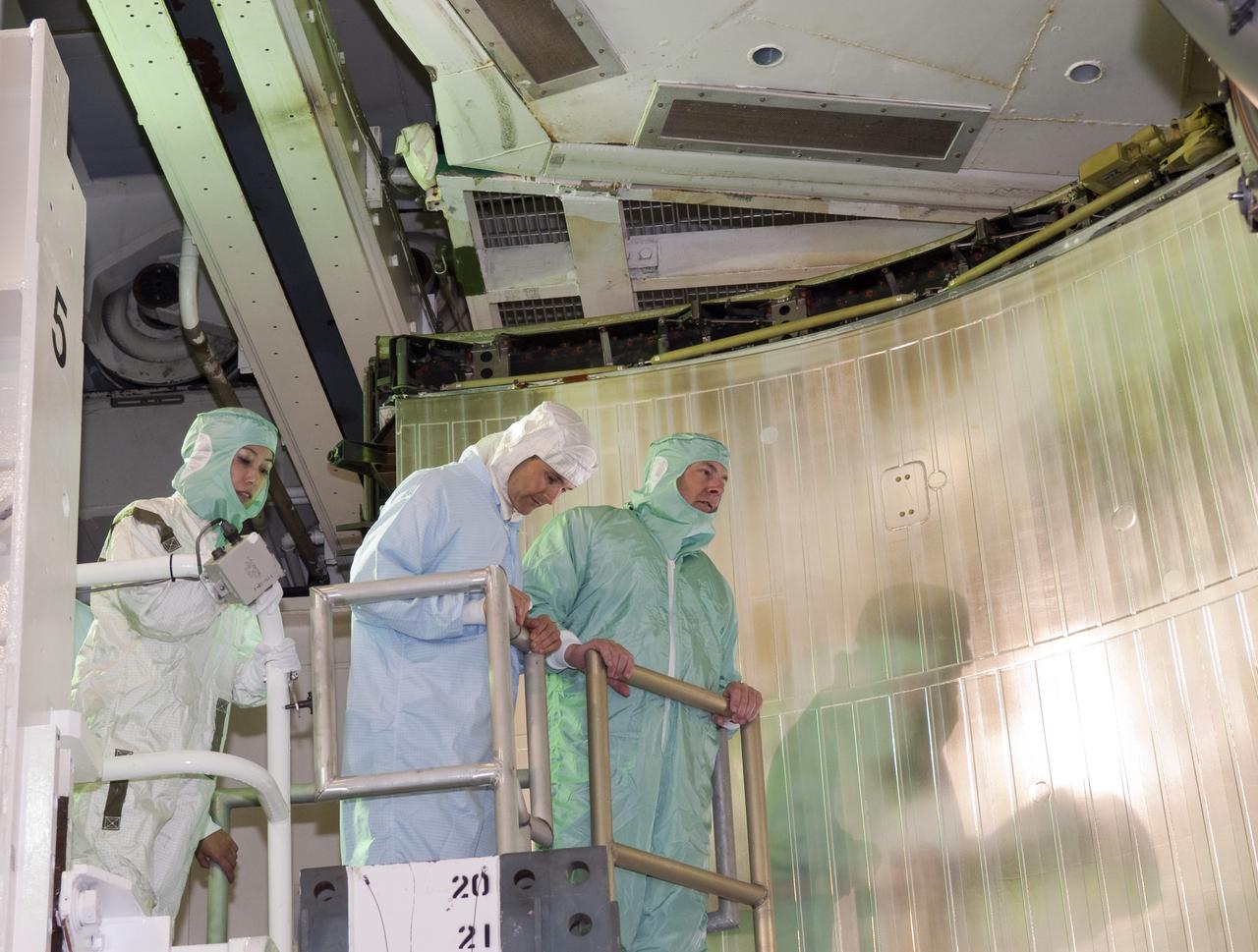STS-131 LAUNCH L-4 CREW SHARP EDGE INSPECTION 
