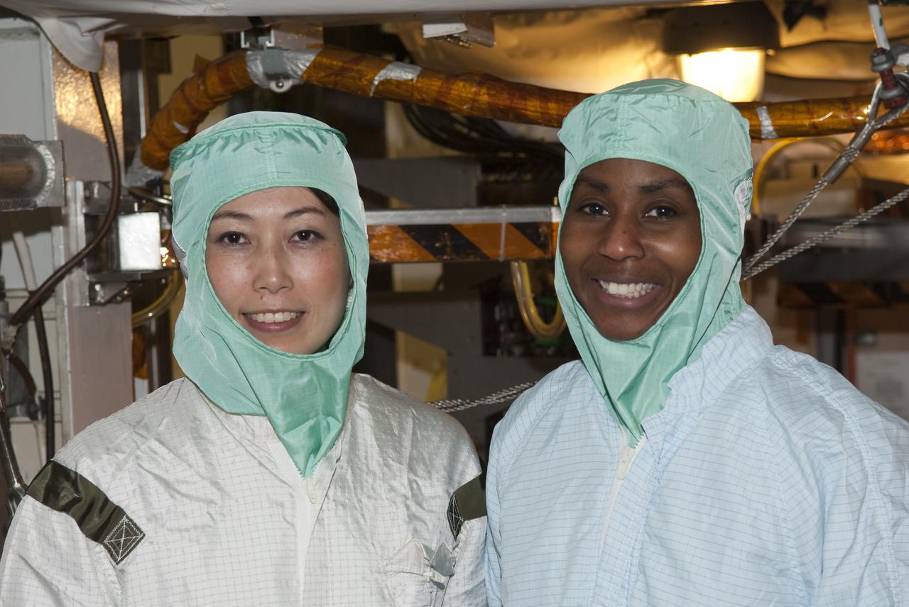 STS-131 LAUNCH L-4 CREW SHARP EDGE INSPECTION 