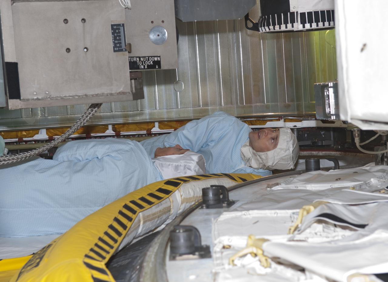 STS-131 LAUNCH L-4 CREW SHARP EDGE INSPECTION 