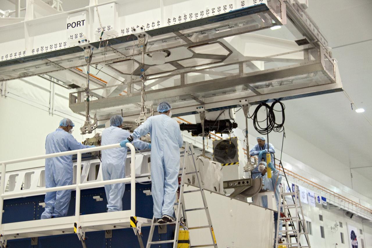 STS-132 CARGO CARRIER TO CANISTER