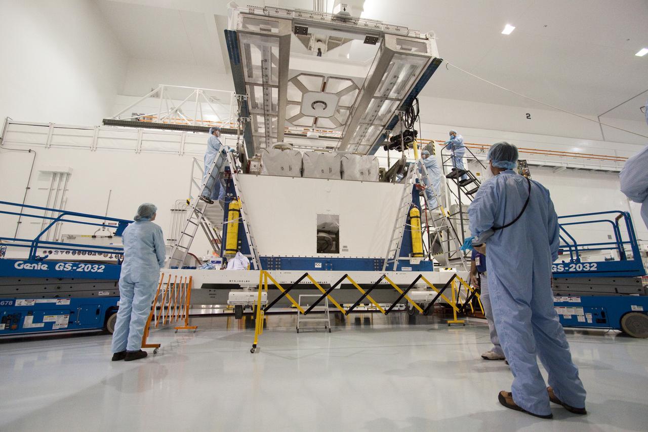 STS-132 CARGO CARRIER TO CANISTER