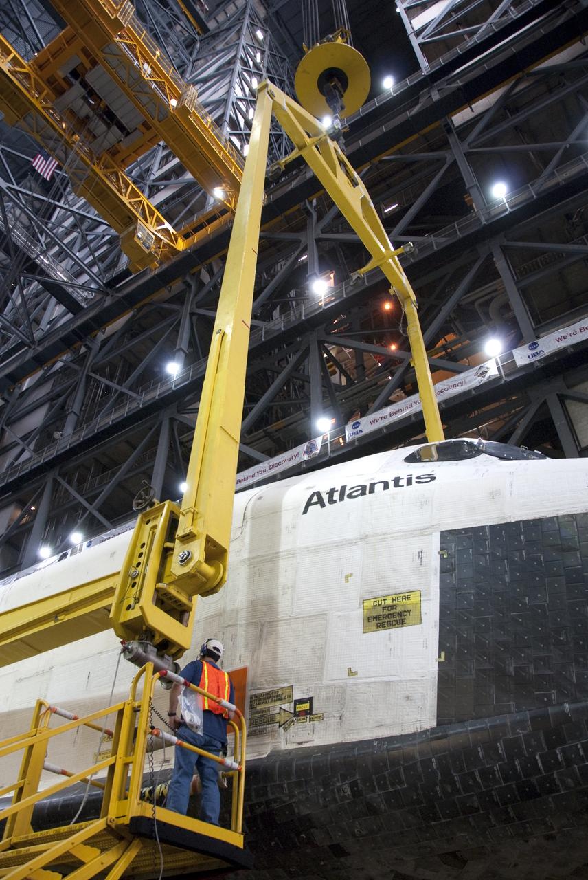 STS-132 ATLANTIS LIFT & MATE TO ET/SRB STACK