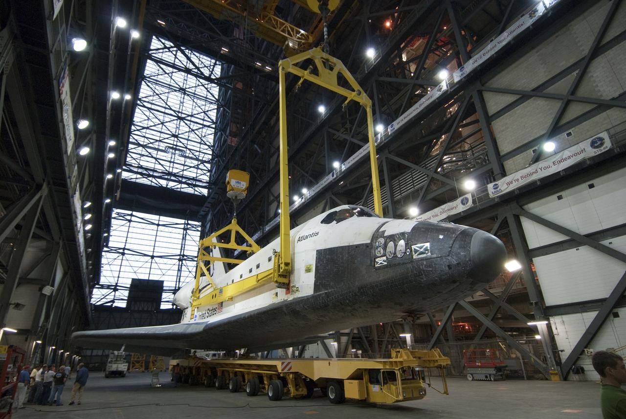 STS-132 ATLANTIS LIFT & MATE TO ET/SRB STACK