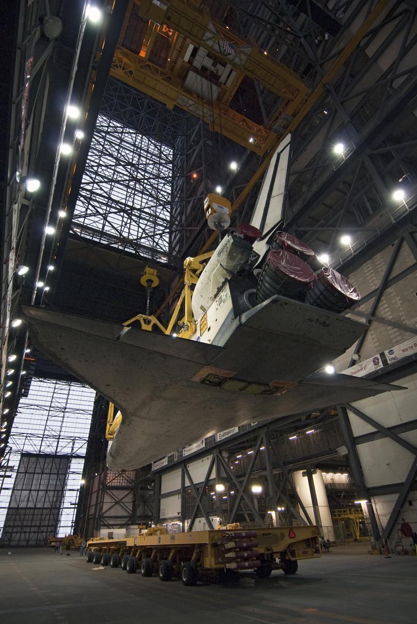 STS-132 ATLANTIS LIFT & MATE TO ET/SRB STACK