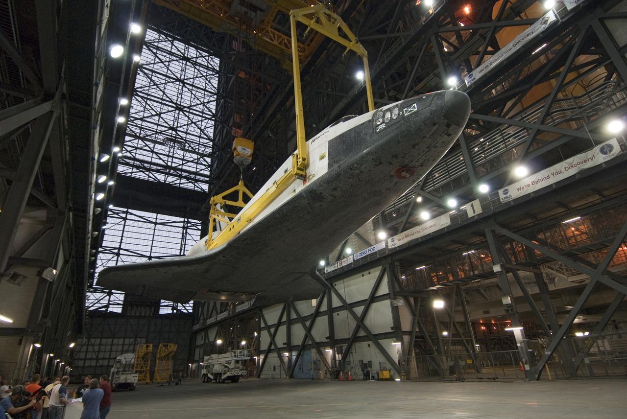 STS-132 ATLANTIS LIFT & MATE TO ET/SRB STACK