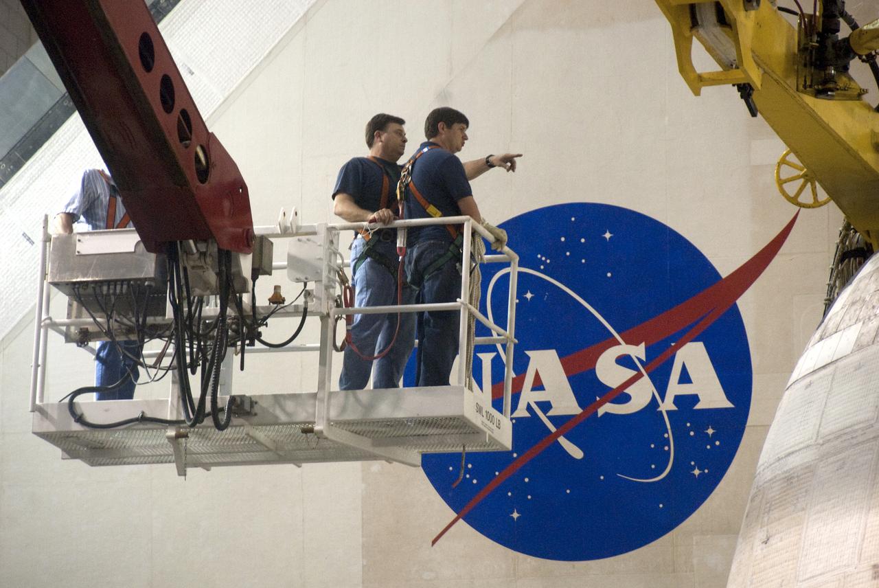 STS-132 ATLANTIS LIFT & MATE TO ET/SRB STACK