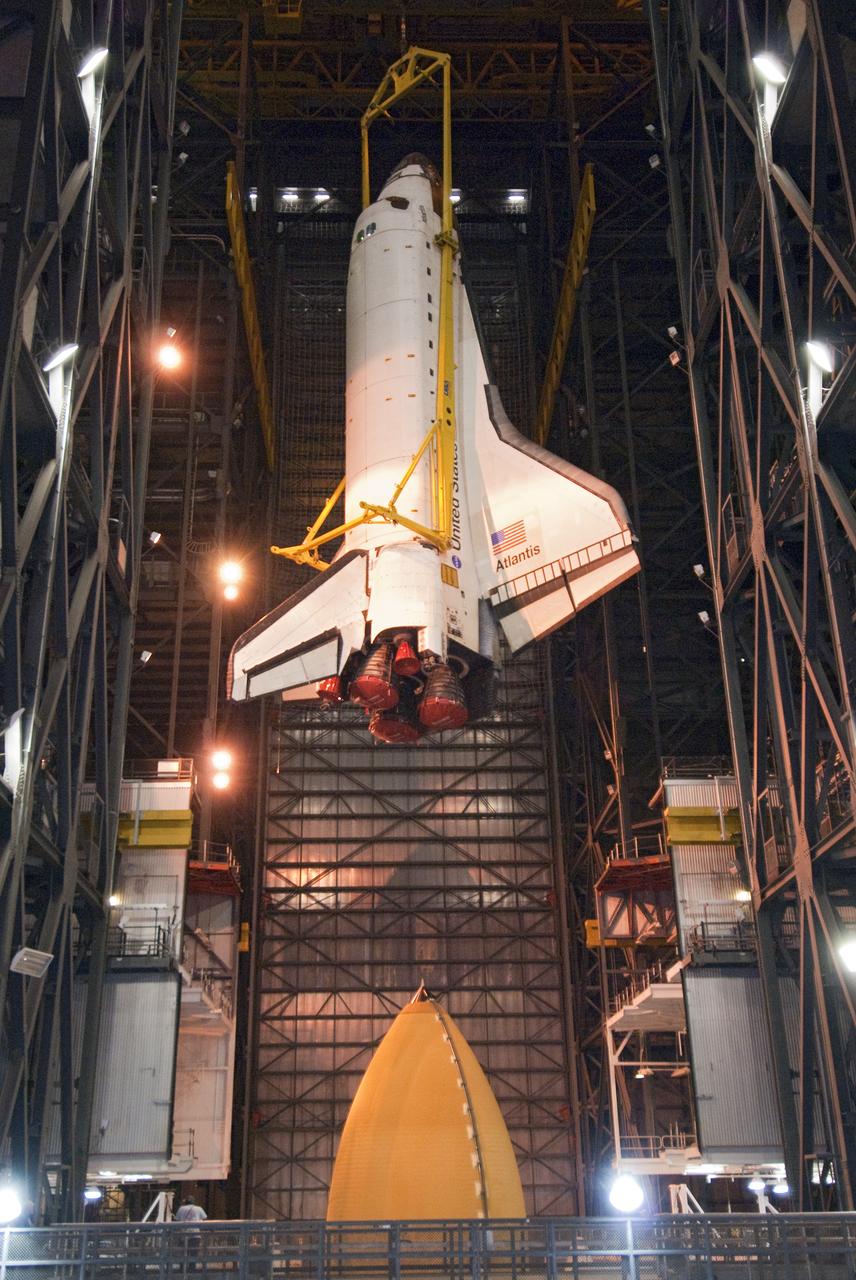 STS-132 ATLANTIS LIFT & MATE TO ET/SRB STACK