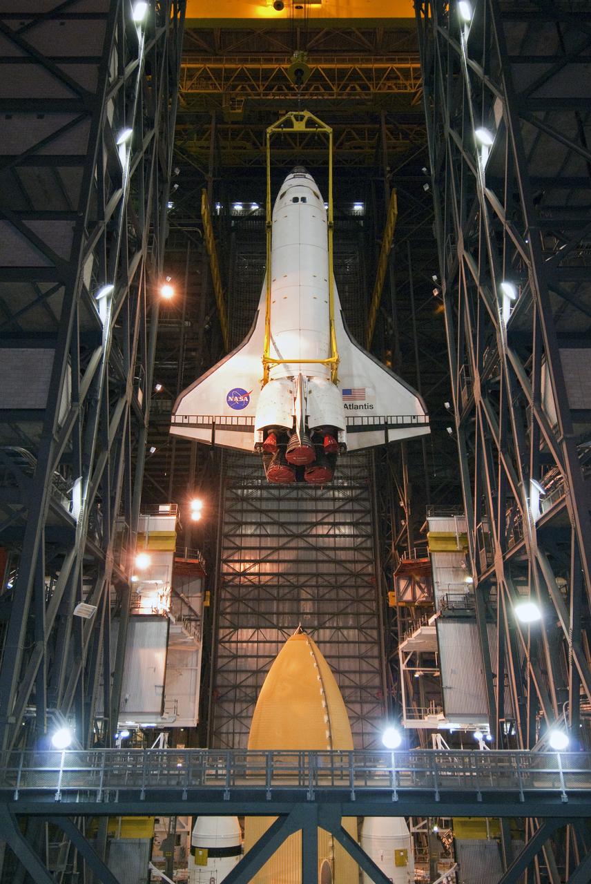 STS-132 ATLANTIS LIFT & MATE TO ET/SRB STACK