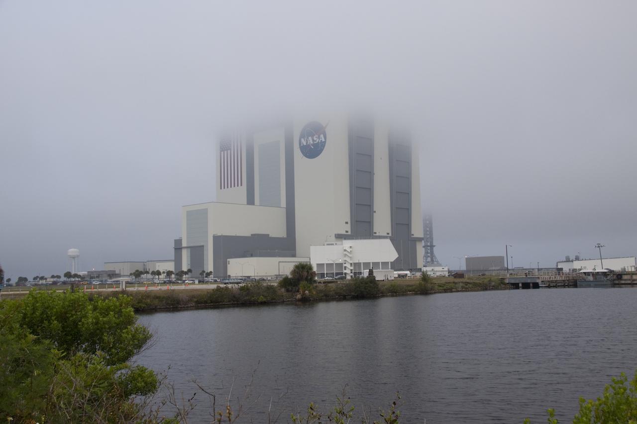 KSC WEATHER - CLOUDS & FOG WAVEOFF STS-131 LANDING OPPORTUNITY 1