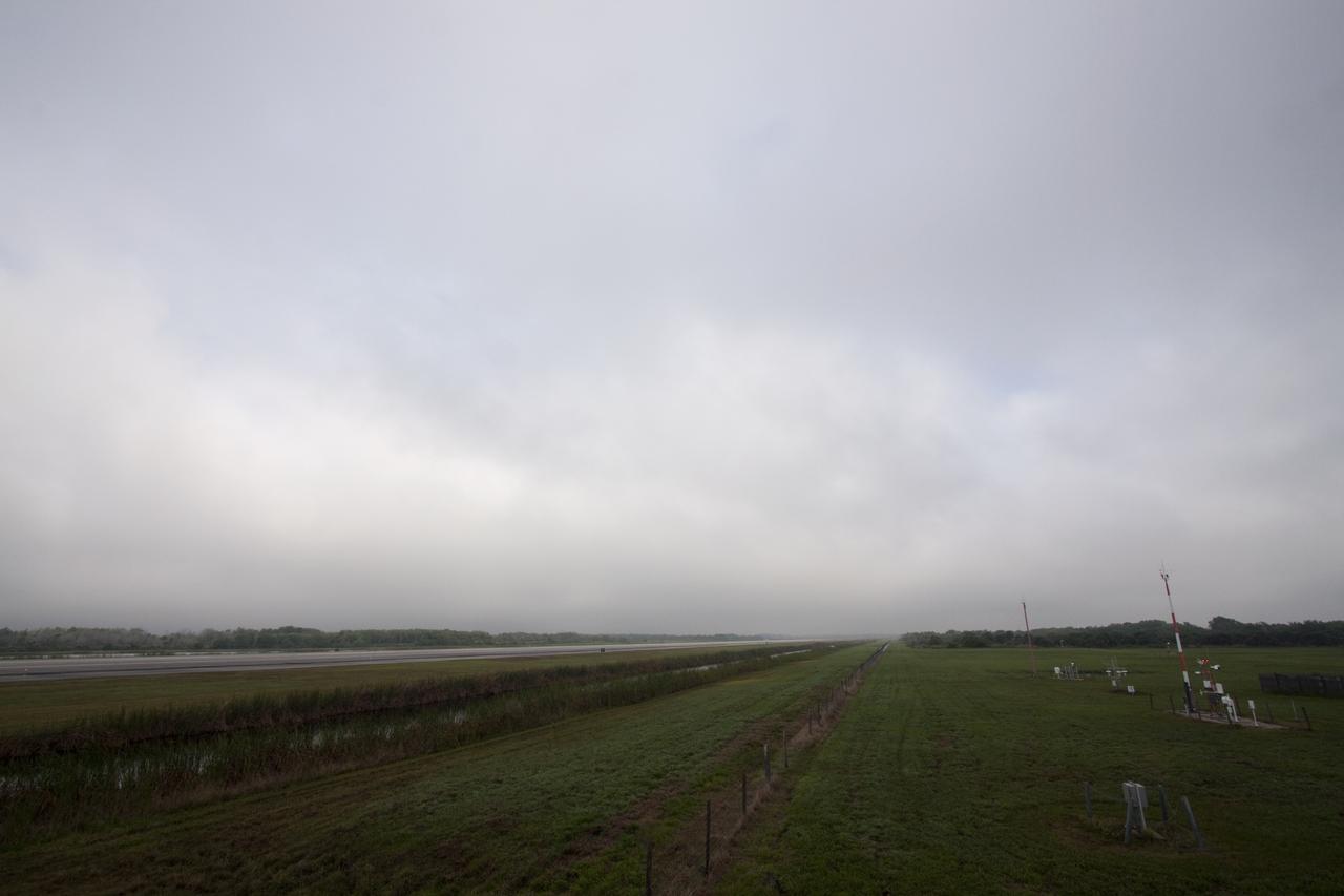 KSC WEATHER - CLOUDS & FOG WAVEOFF FOR STS-131 LANDING OPPORTUNITY 2