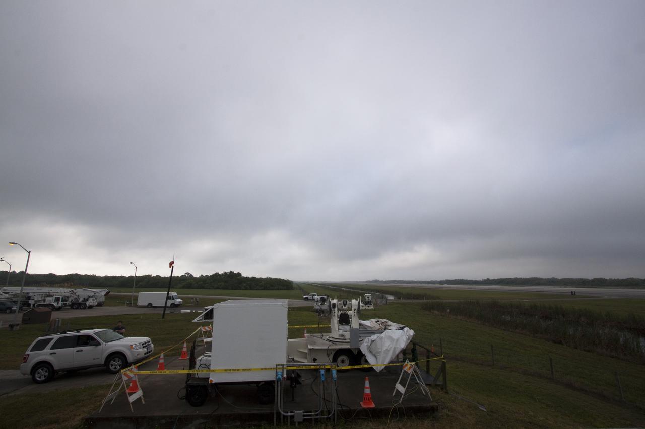KSC WEATHER - CLOUDS & FOG WAVEOFF FOR STS-131 LANDING OPPORTUNITY 2