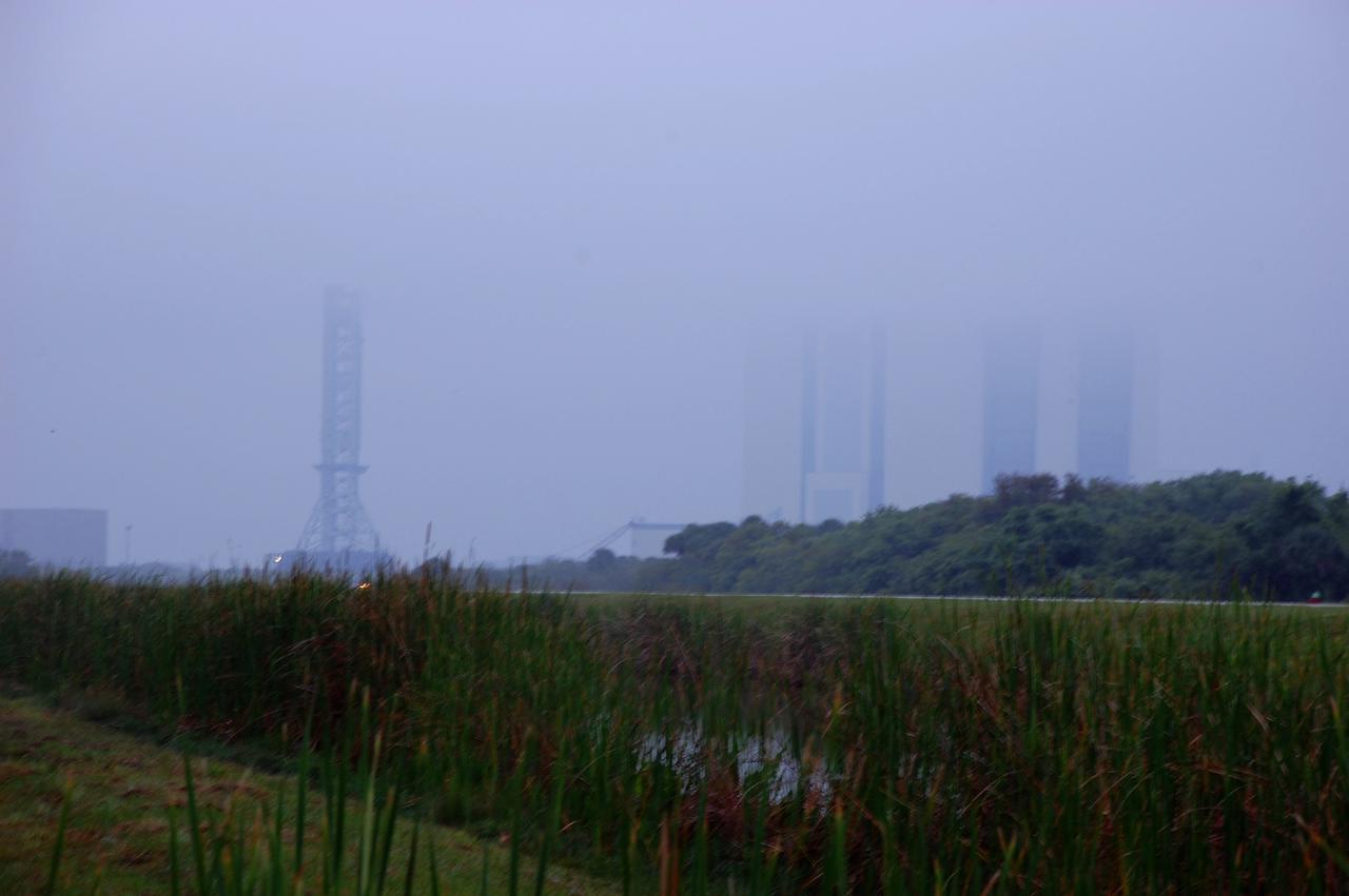 KSC WEATHER - CLOUDS & FOG WAVEOFF FOR STS-131 LANDING OPPORTUNITY 2