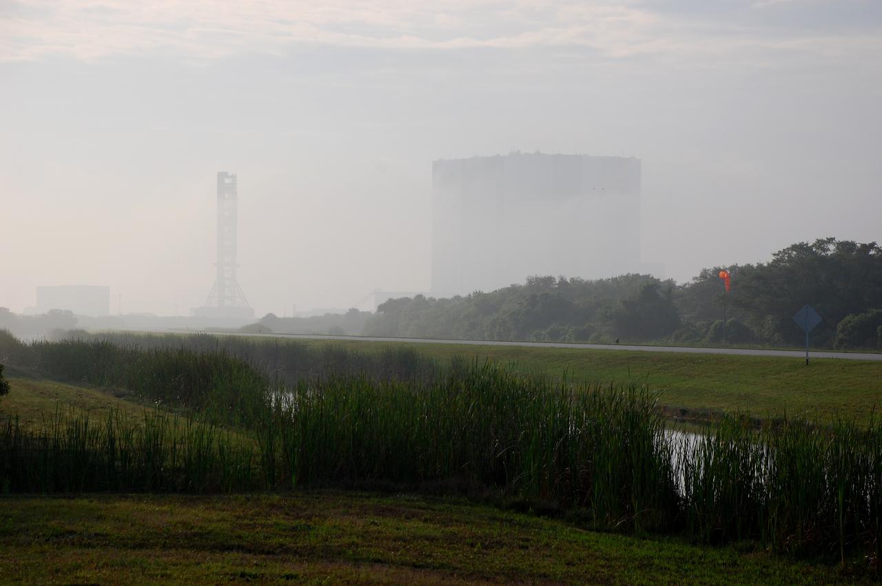 KSC WEATHER - CLOUDS & FOG WAVEOFF FOR STS-131 LANDING OPPORTUNITY 2