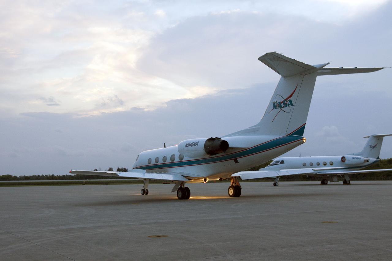 STS-132 TCDT - SUITED STA'S AT SLF
