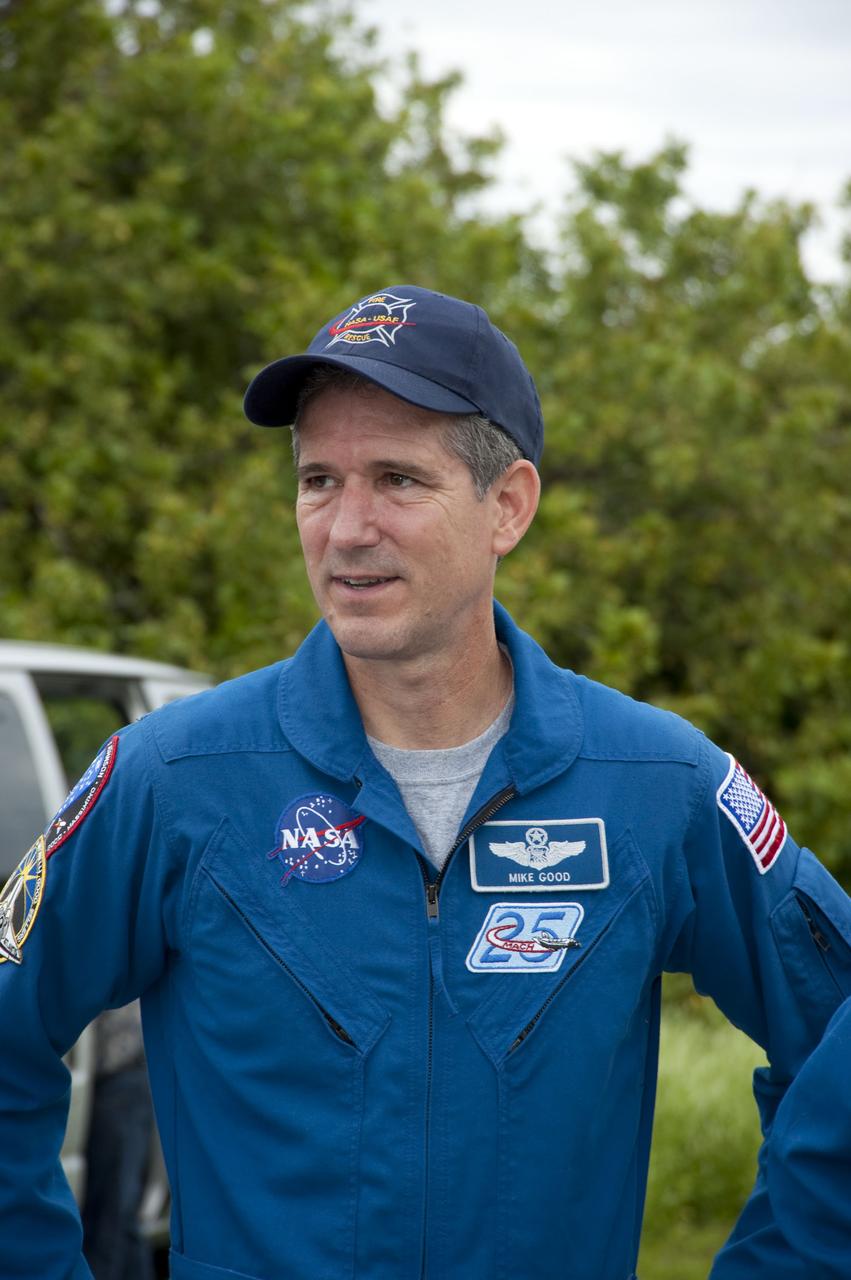 STS-132 TCDT - CREW M113 TRAINING