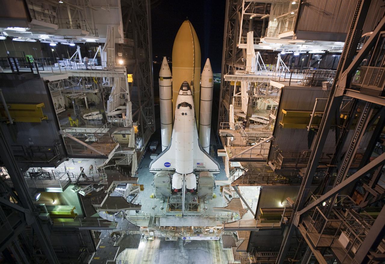 STS-132 ATLANTIS ROLLOUT FROM VAB TO PAD 39A