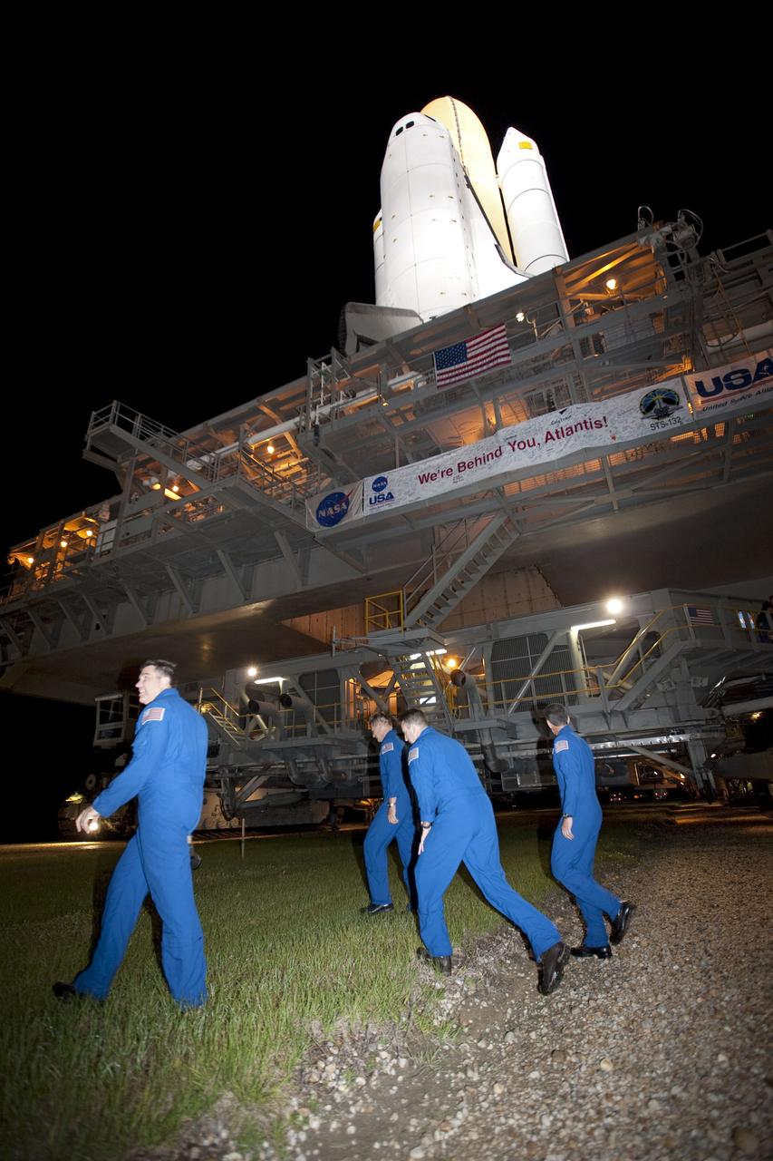 STS-132 ATLANTIS ROLLOUT FROM VAB TO PAD 39A