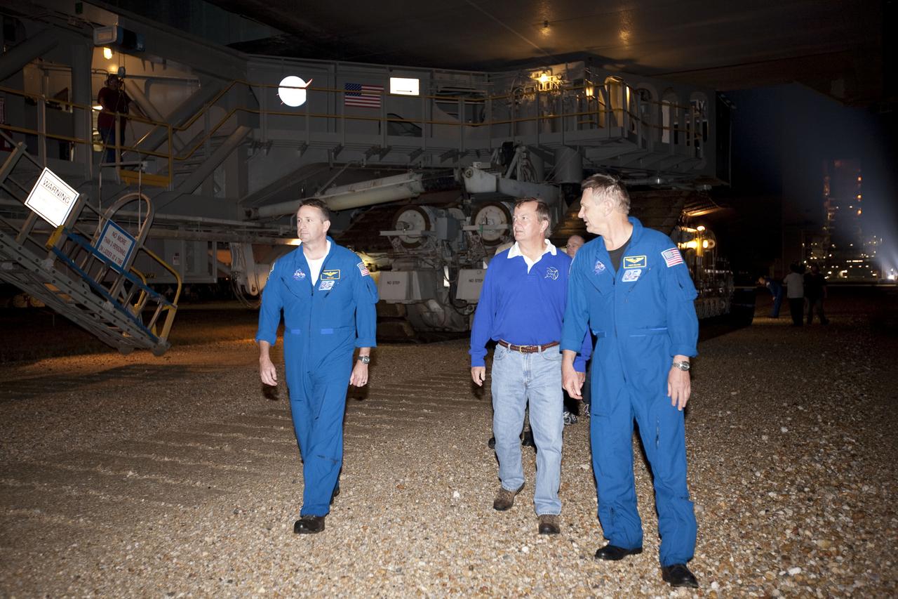 STS-132 ATLANTIS ROLLOUT FROM VAB TO PAD 39A