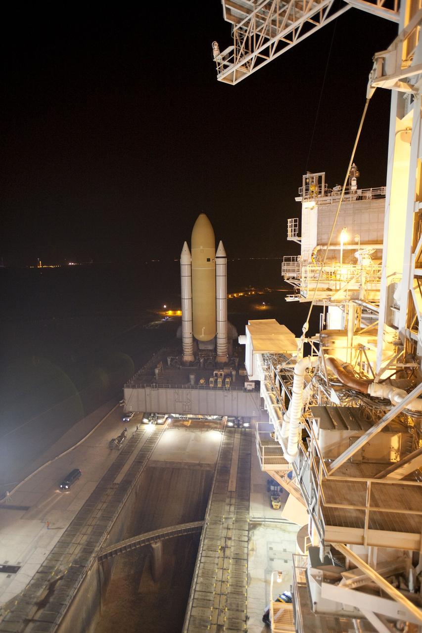 STS-132 ATLANTIS ROLLOUT FROM VAB TO PAD 39A