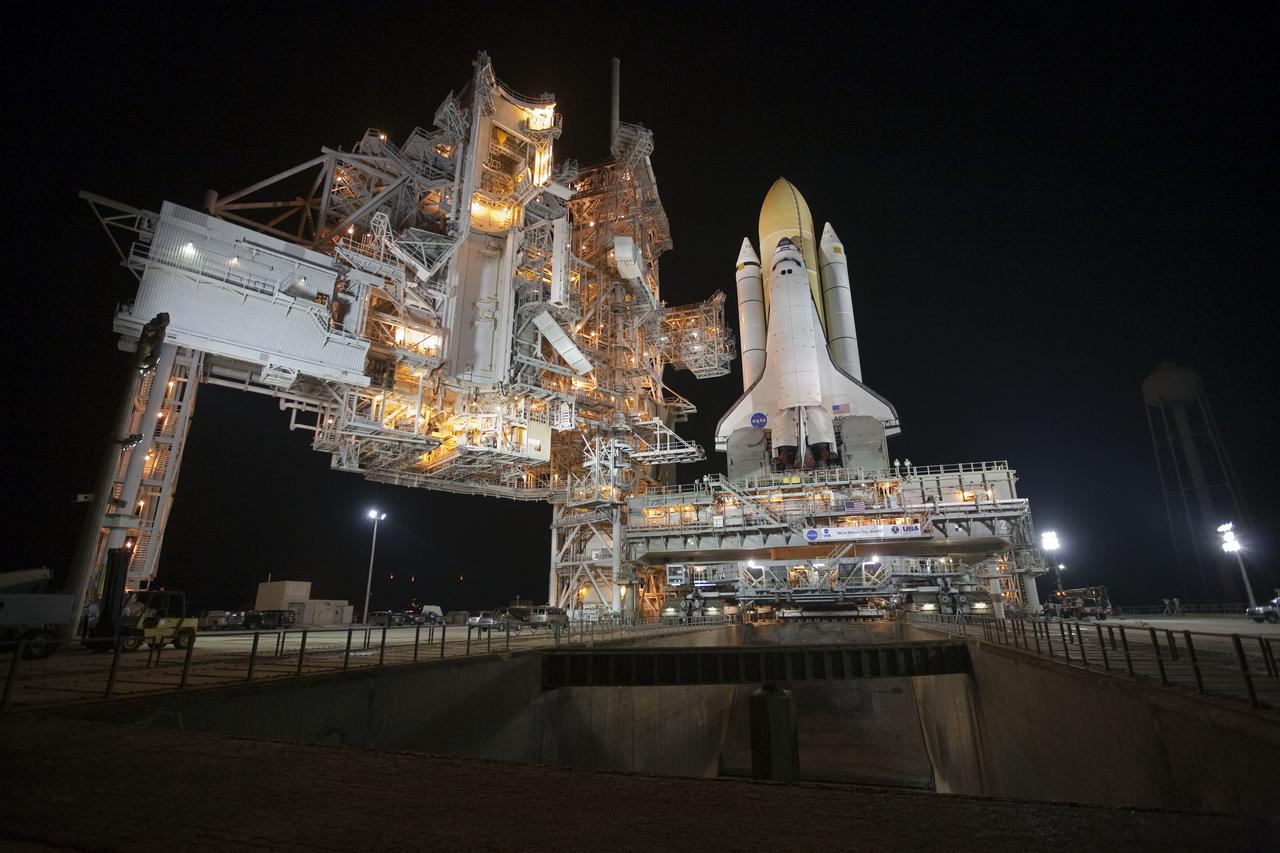STS-132 ATLANTIS ROLLOUT FROM VAB TO PAD 39A