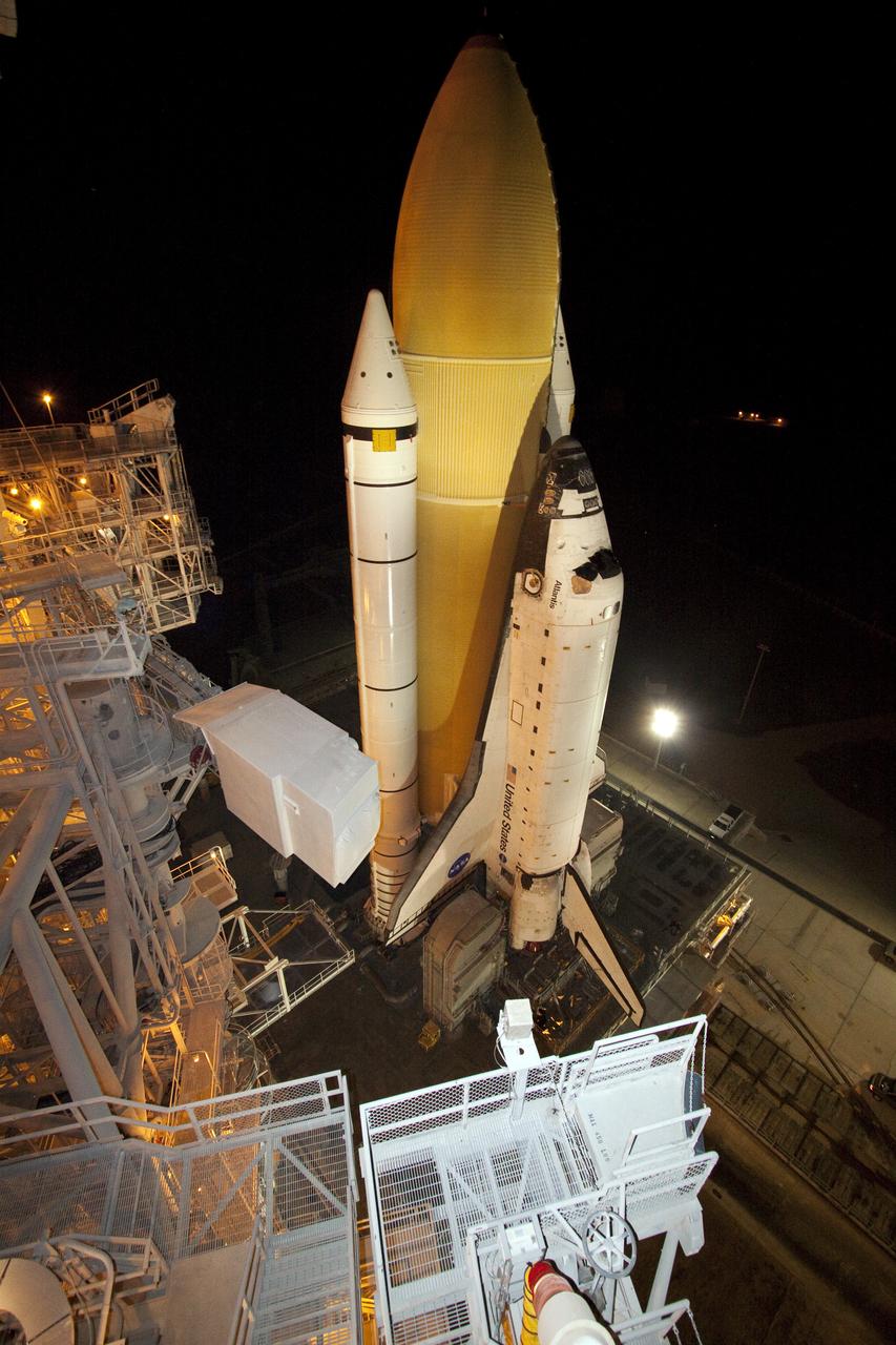 STS-132 ATLANTIS ROLLOUT FROM VAB TO PAD 39A