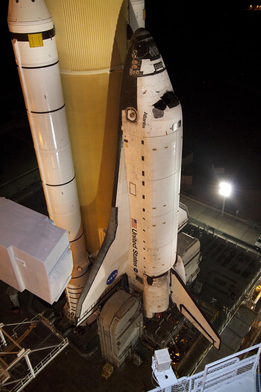 STS-132 ATLANTIS ROLLOUT FROM VAB TO PAD 39A