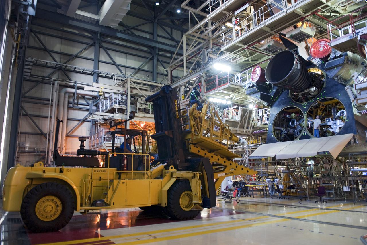STS-133 DISCOVERY ENGINE-3 REMOVAL IN OPF-3 AND XFERRED TO ENGINE SHOP