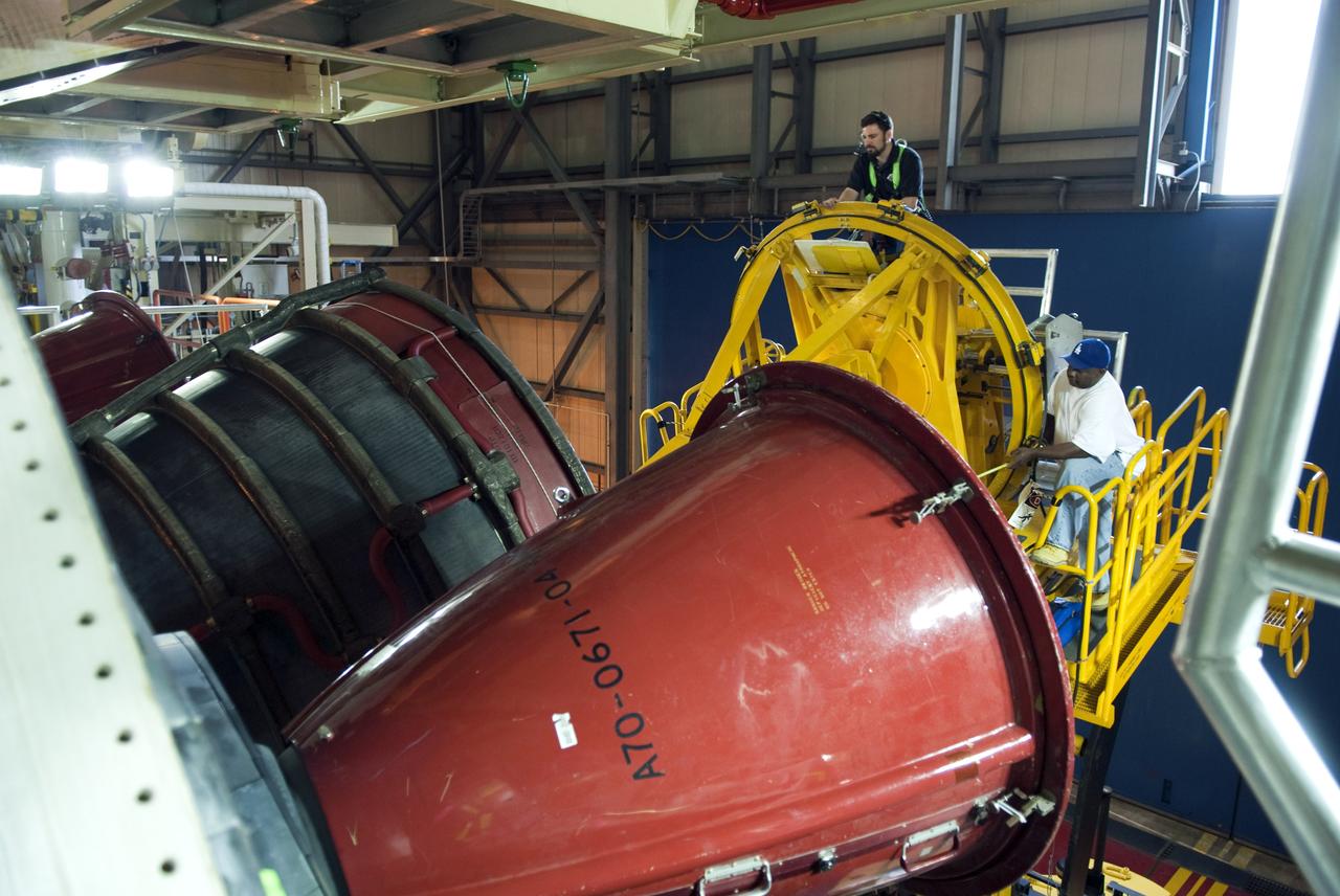 STS-133 DISCOVERY ENGINE-3 REMOVAL IN OPF-3 AND XFERRED TO ENGINE SHOP