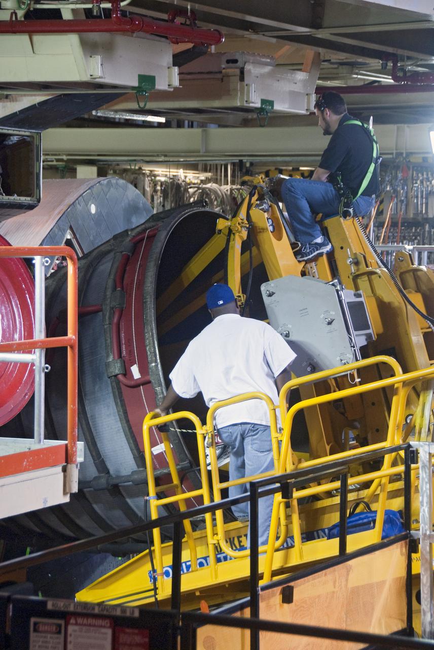 STS-133 DISCOVERY ENGINE-3 REMOVAL IN OPF-3 AND XFERRED TO ENGINE SHOP