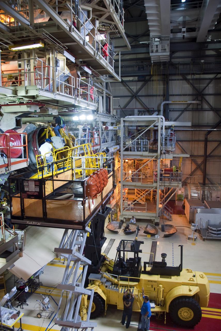 STS-133 DISCOVERY ENGINE-3 REMOVAL IN OPF-3 AND XFERRED TO ENGINE SHOP