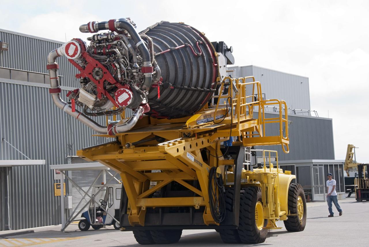 STS-133 DISCOVERY ENGINE-3 REMOVAL IN OPF-3 AND XFERRED TO ENGINE SHOP
