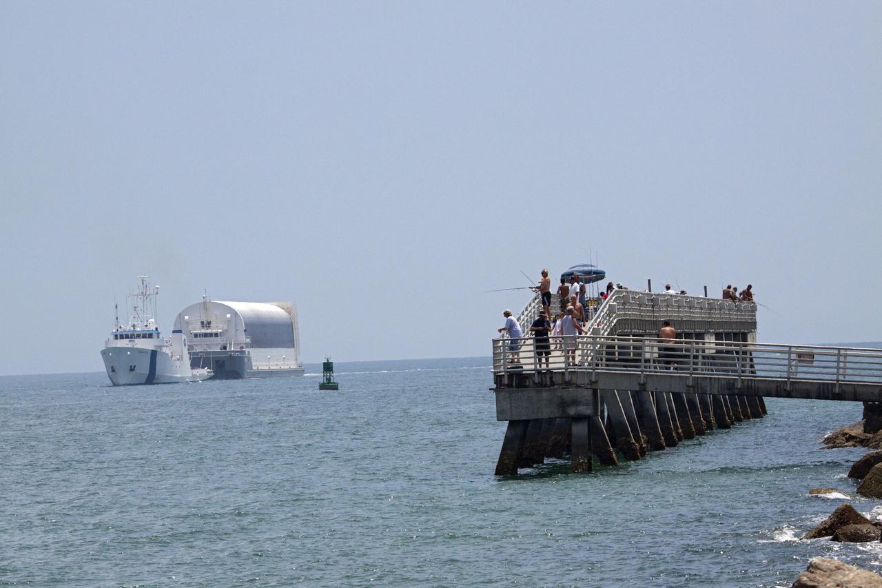 STS-133 ET-137 ARRIVAL THRU PORT CANAVERAL TO LC39 TURN BASIN