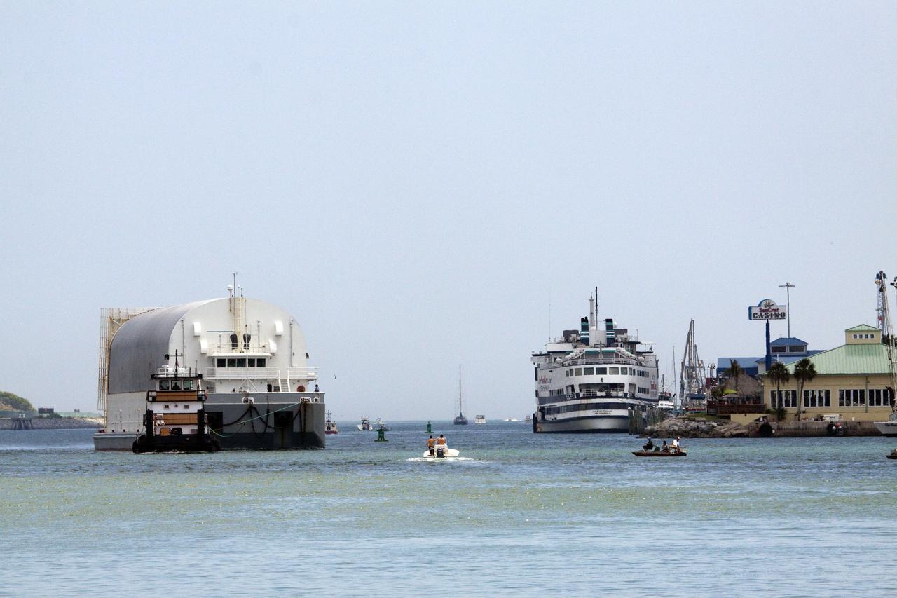 STS-133 ET-137 ARRIVAL THRU PORT CANAVERAL TO LC39 TURN BASIN
