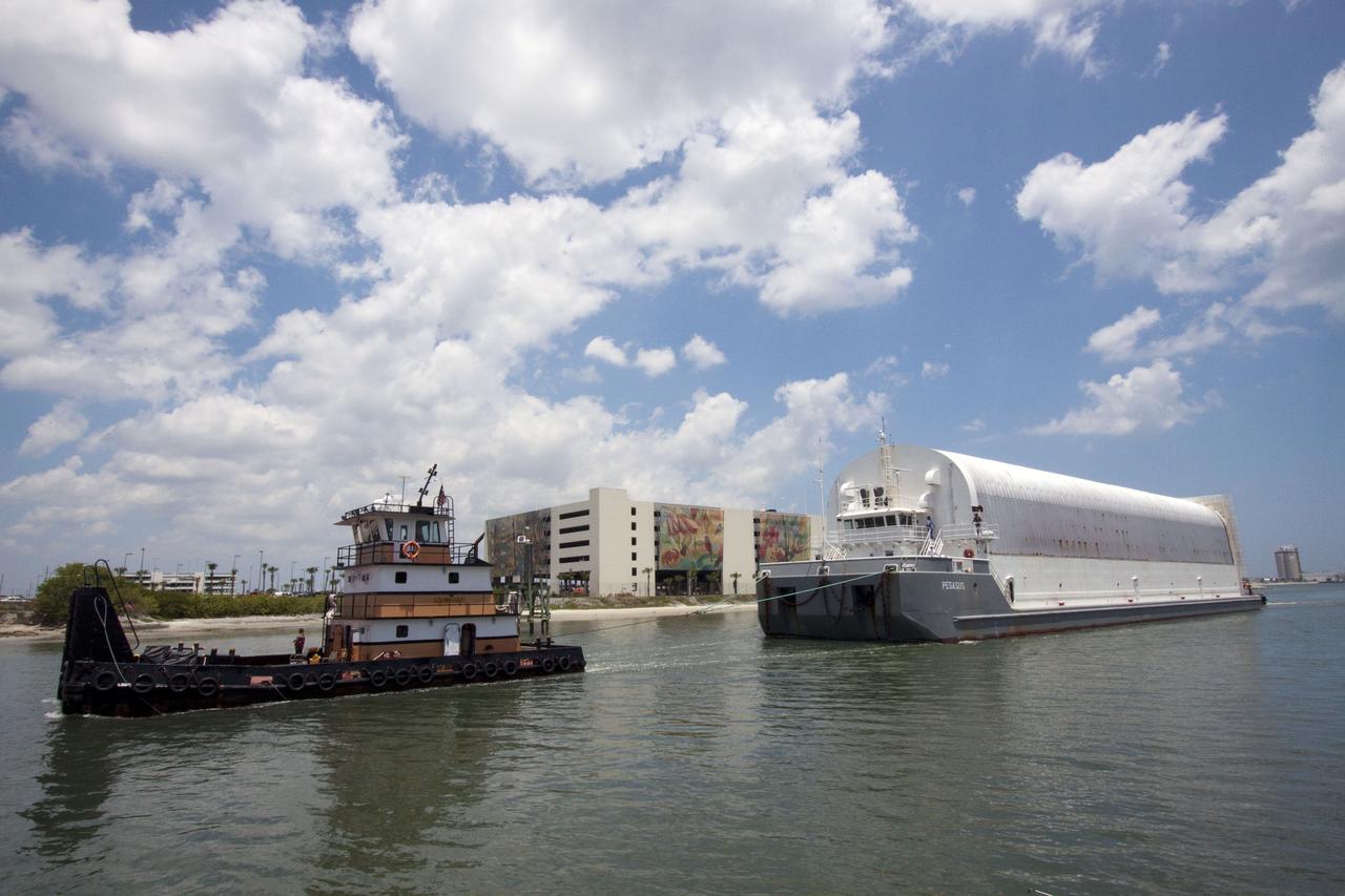 STS-133 ET-137 ARRIVAL THRU PORT CANAVERAL TO LC39 TURN BASIN