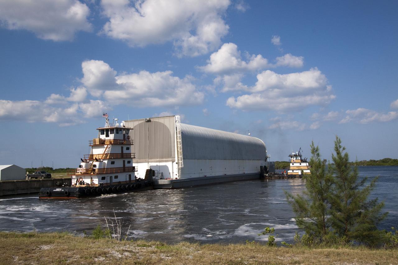 STS-133 ET-137 ARRIVAL THRU PORT CANAVERAL TO LC39 TURN BASIN