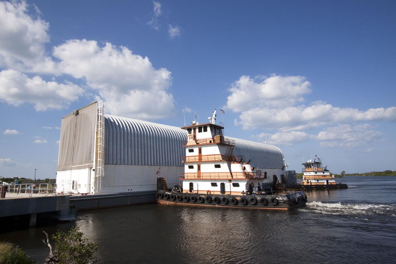 STS-133 ET-137 ARRIVAL THRU PORT CANAVERAL TO LC39 TURN BASIN