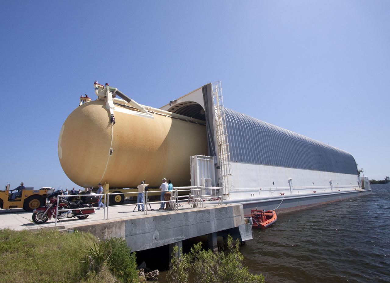 STS-133 ET-137 OFFLOAD FROM BARGE AND XFER TO VAB