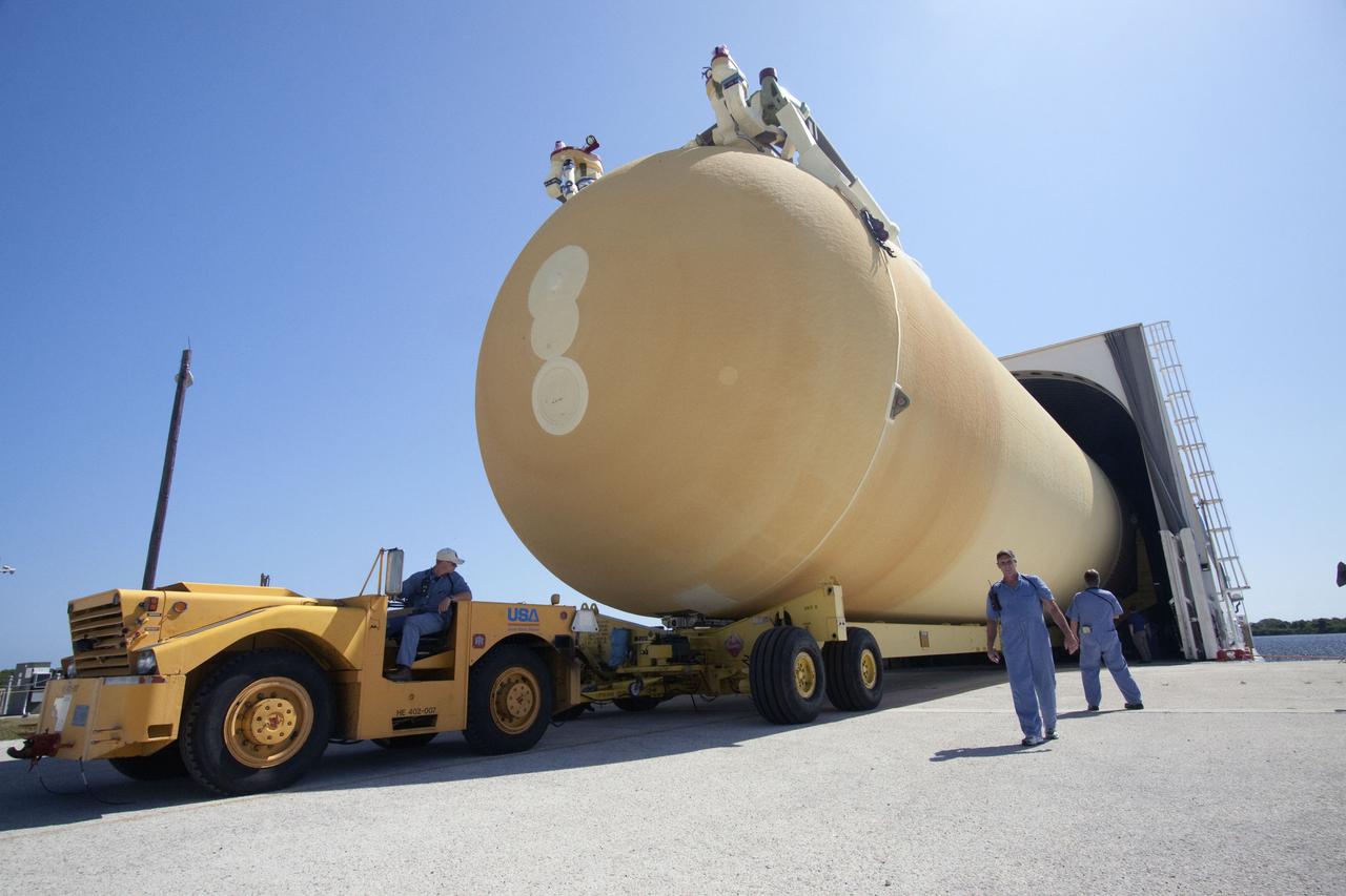 STS-133 ET-137 OFFLOAD FROM BARGE AND XFER TO VAB