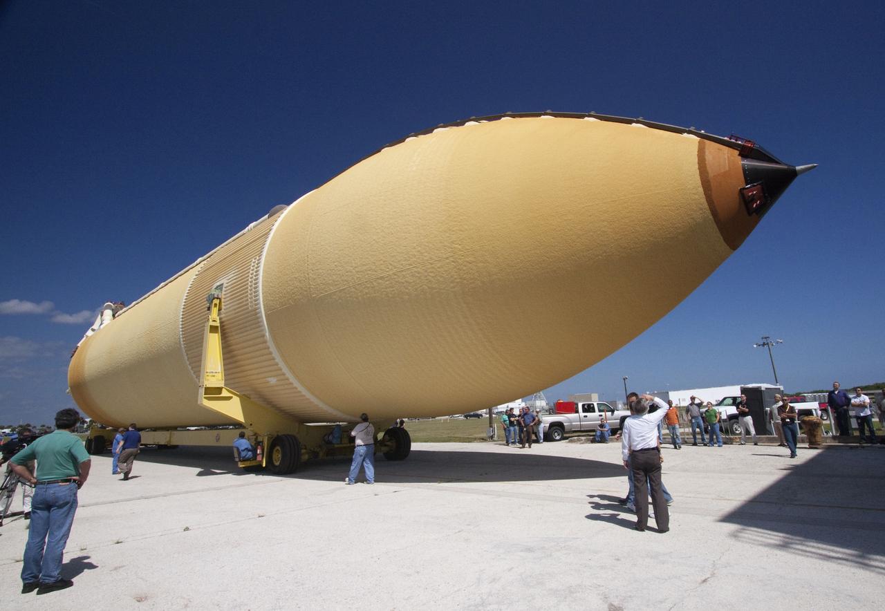 STS-133 ET-137 OFFLOAD FROM BARGE AND XFER TO VAB