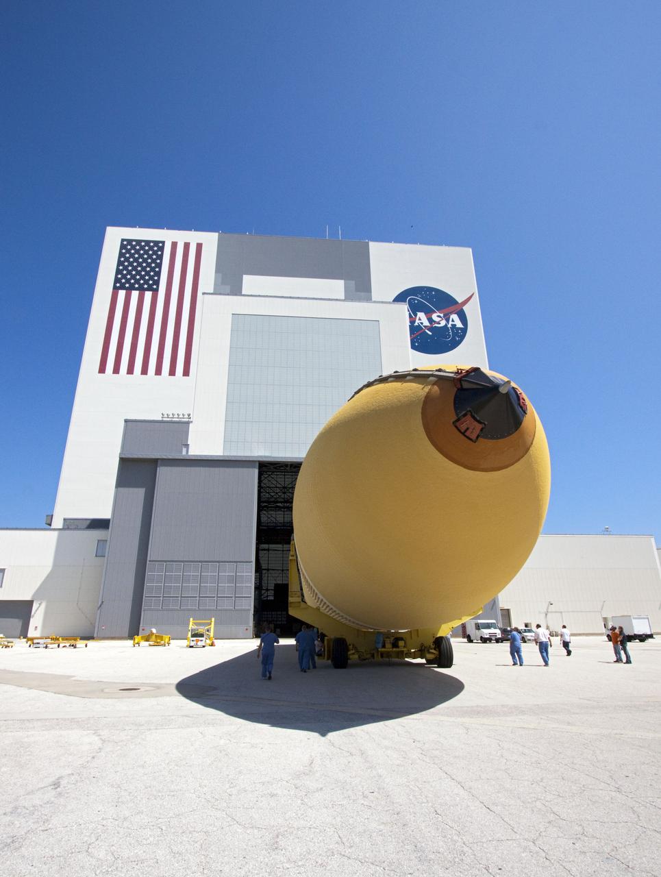 STS-133 ET-137 OFFLOAD FROM BARGE AND XFER TO VAB